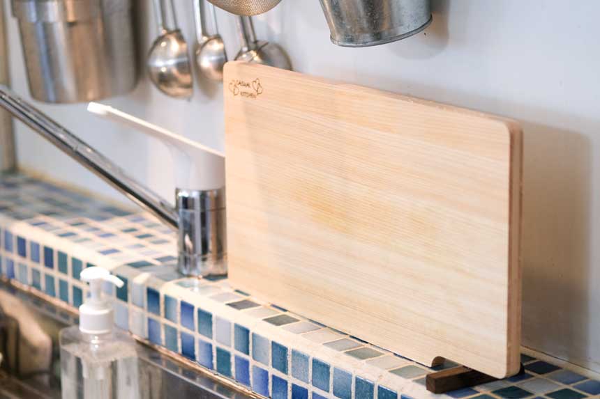 Dishwasher-safe Hinoki board with stand